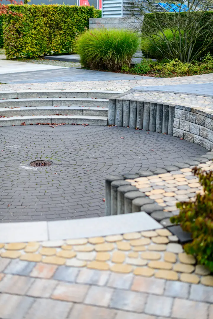 Curved paver patio with seat walls and steps