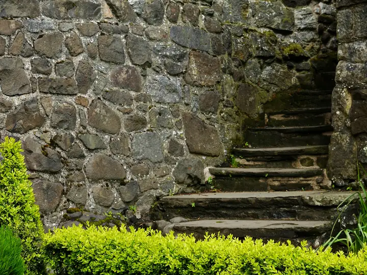 Dry-stacked stone retaining wall with stone steps